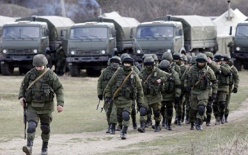 Σε ύψιστη επιφυλακή ο ουκρανικός στρατός. Επαφές με Πούτιν, Μέρκελ, Ολάντ, Μπάιντεν και Τουσκ επιδιώκει ο Ποροσένκο.