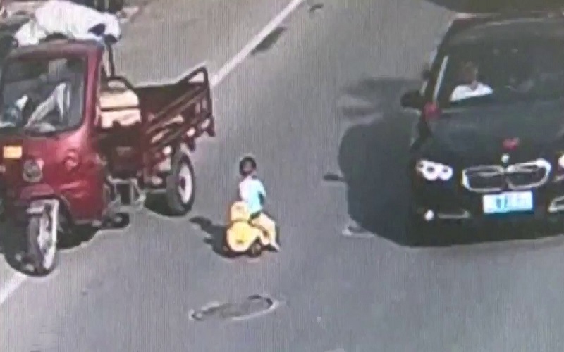 αγόρι τριών ετών κινείται αντίθετα σε λεωφόρο, παιδικό αυτοκινητάκι