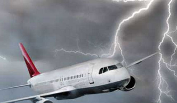 Αεροσκάφος χτυπήθηκε από κεραυνό πάνω από το αεροδρόμιο της Σκιάθου