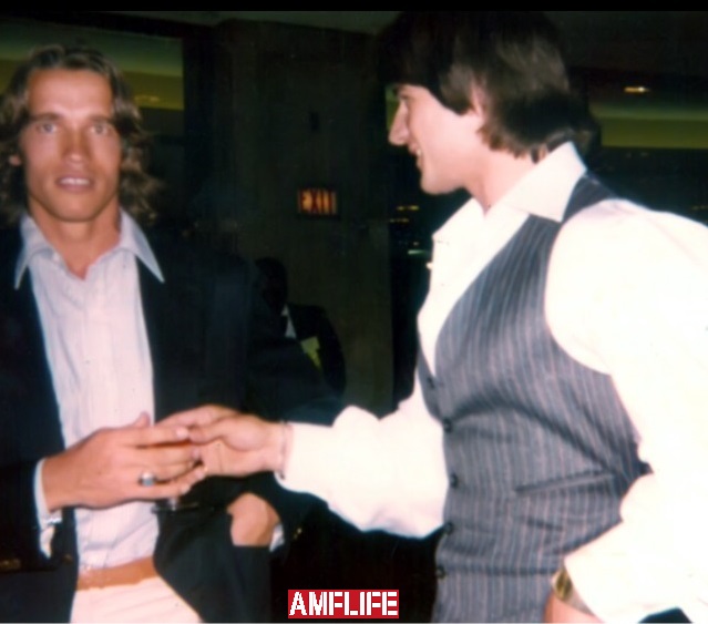 Ο Σπύρος Μπουρνάζος προσφέρει ένα ποτήρι σαμπάνια στο ίνδαλμά του Arnold Schwarzenegger