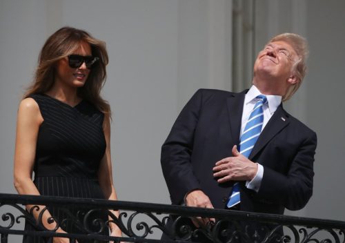 Ο Ντόναλτ Τραμπ, επιχειρεί να δει την έκλειψη ηλίου χωρίς τα ειδικά γυαλιά