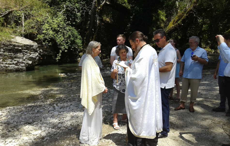 Η Άννα Γκάζενταμ από την Αυστραλία βαπτίζεται Ορθόδοξη