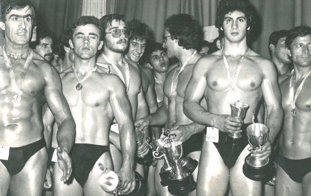 Αριστερά ο νίκος Καρανικόλας 45 ετών ανάμεσα στα Juniors, δεξιά ο Κώστας Μπουρνάζος 15 ετών, νικητής στη Junior. 1977