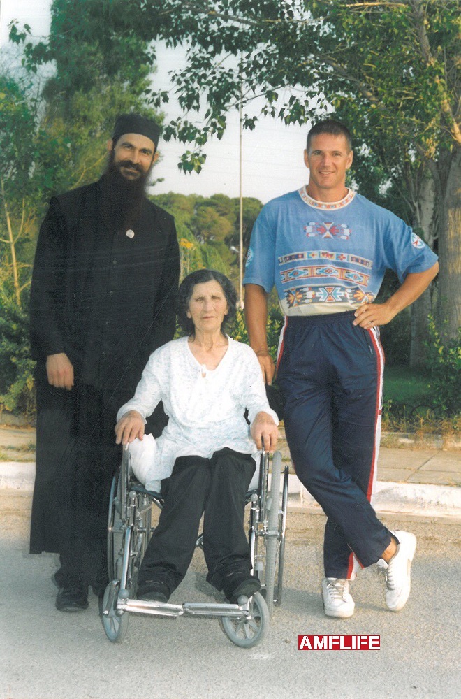Ο Βασίλης με την Αείμνηστη μητέρα του Σταθούλα, πριν γίνει ηγούμενος, με τον Σπύρο Μπουρνάζο