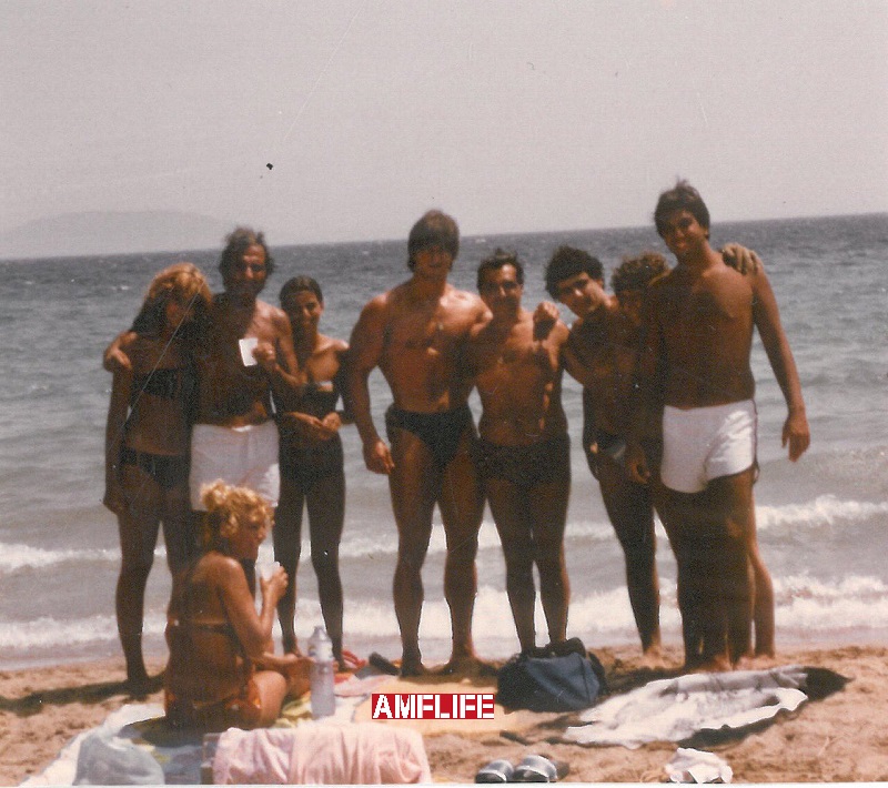 Ο Σπύρος Μπουρνάζος το 1982, στο Τολό του Ναυπλίου, με τους Ελληνοαμερικάνους φίλους του