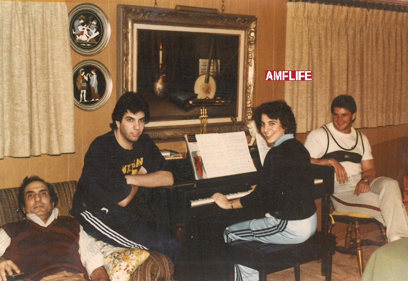 Από την 1η επίσκεψη του Σπύρου στο Σικάγο(1983). Από αριστερά ο αείμνηστος Κος Γιώργος, ο Γιάννης και η Στέλλα, παίζοντας Ελληνικά τραγούδια. Βλέπουμε τον Σπύρο Μπουρνάζο να παρακολουθεί ενθουσιασμένος.