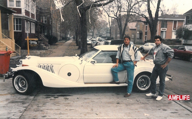 Ο Σπύρος Μπουρνάζος με τον Γιάννη Κουδούνη, έξω από το σπίτι του Sergio, φωτογραφίζονται με το αυτοκίνητό του.