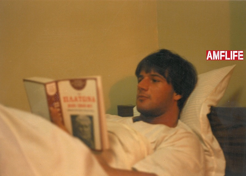 Ο Σπύρος Μπουρνάζος μελετώντας το 1ο του φιλοσοφικό βιβλίο στο δωμάτιο του Λάμπρου
